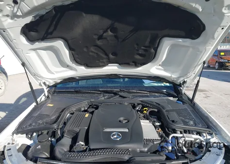 2016 Mercedes-Benz C 300 4Matic z USA, uszkodzony, nr VIN 55SWF4KB0GU142101